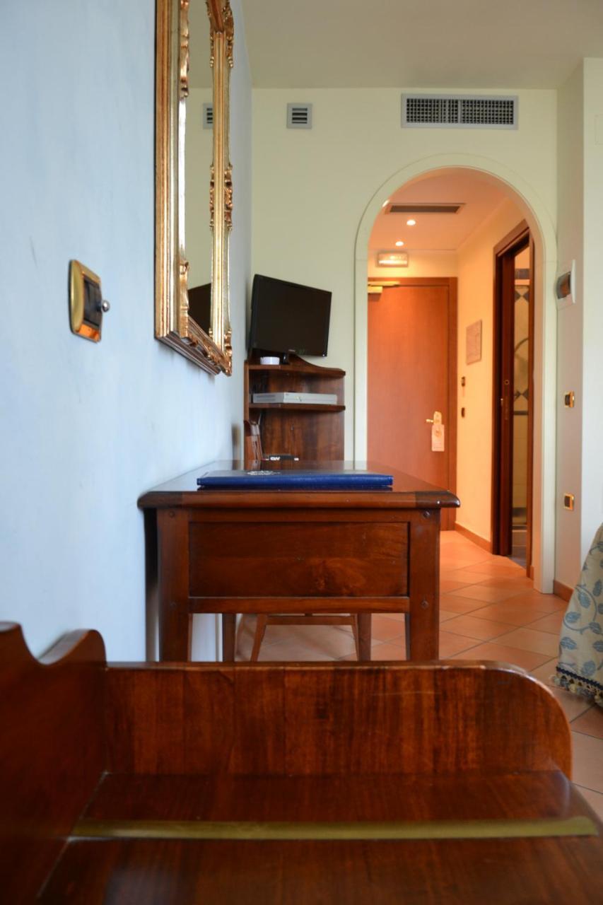 Villa Luigi Hotel & Restaurant Nuova Gestione Villa Rosa Di Martinsicuro Exteriör bild